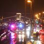 A Duna két partján felsorakoztak a rendőrség, a tűzoltóság és a mentők járművei.