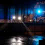 Rendőrök és tűzoltók a Kvassai zsilipnél elemlámpák fényénél vizsgálják végig a vízet és partot.