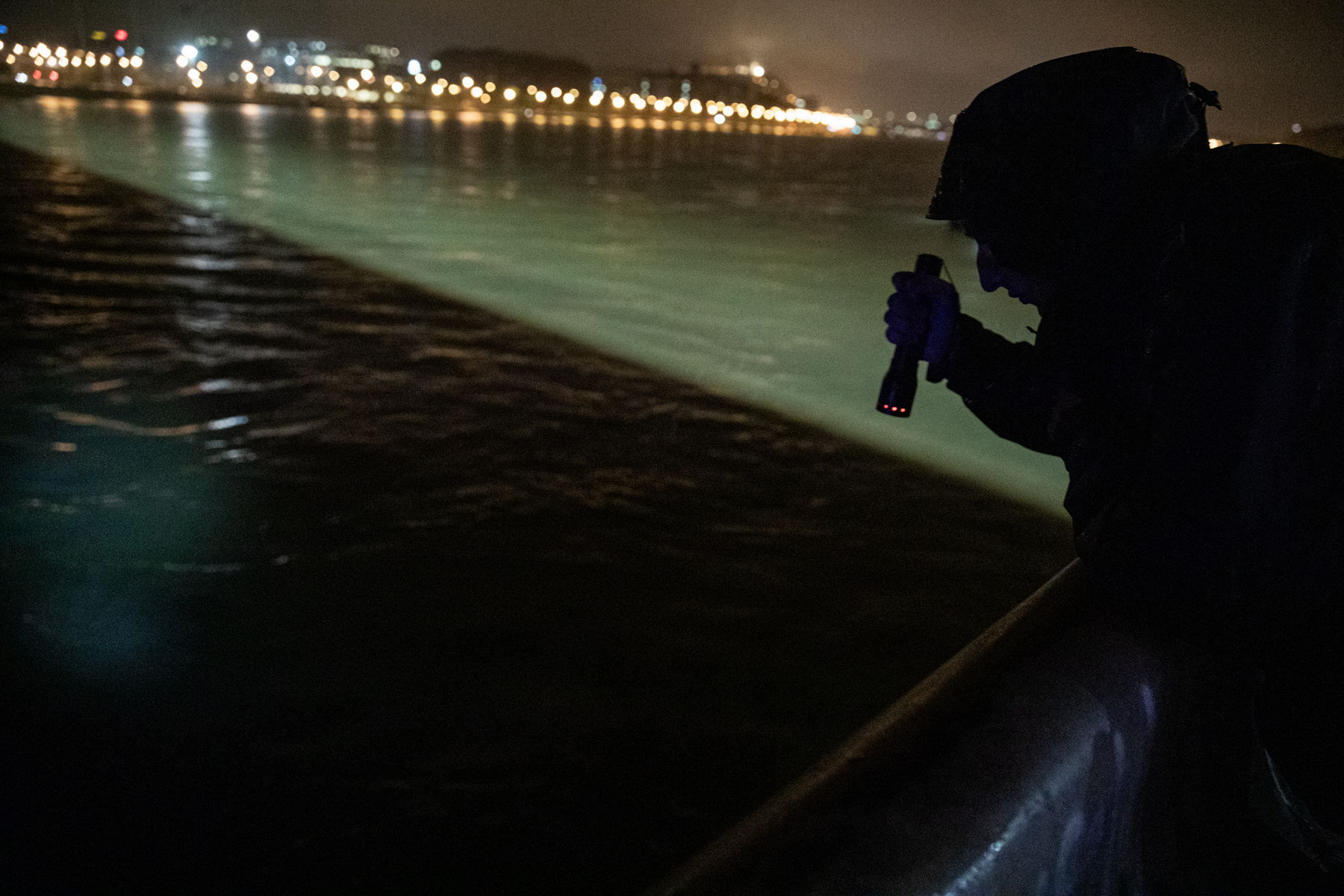 Szerda éjjel fél kettő óra körül a Margit híd pillérétől három méterre, a Duna mélyén megtalálták a hajóroncsot is. Azt egyelőre nem tudják, mikor lehet kiemelni. 