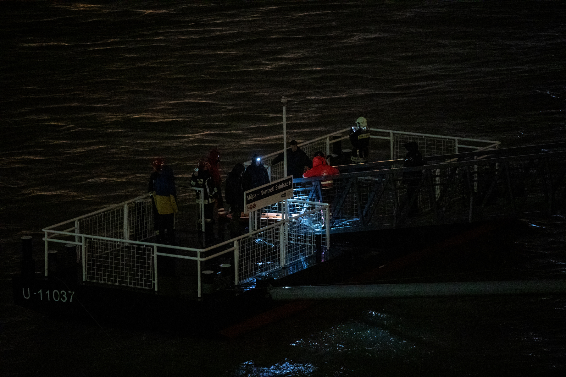 Szerda éjjel fél kettő óra körül a Margit híd pillérétől három méterre, a Duna mélyén megtalálták a hajóroncsot is. Azt egyelőre nem tudják, mikor lehet kiemelni. 