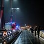 A Rákóczi hídon rendőrök és tűzoltók elemlámpákkal pásztázták a viharos folyót.