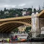 A Duna magas vízállása ellenére a búvárok kísérletet tesznek a merülésre a Margit hídnál, ahol a Hableány sétahajó roncsai vannak.