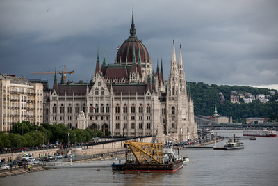 A nyomozási bíró szombaton egy hónapra elrendelte a Hableányt felborító Viking Sigyn szállodahajó kapitányának letartóztatását. A bíróság emellett megállapította, hogy a gyanúsított 15 millió forint óvadék letétele esetén Budapest területén nyomkövető alkalmazása mellett bűnügyi felügyeletbe kerülhet. A képen a védőügyvédek nyilatkoznak a tárgyalást követően.