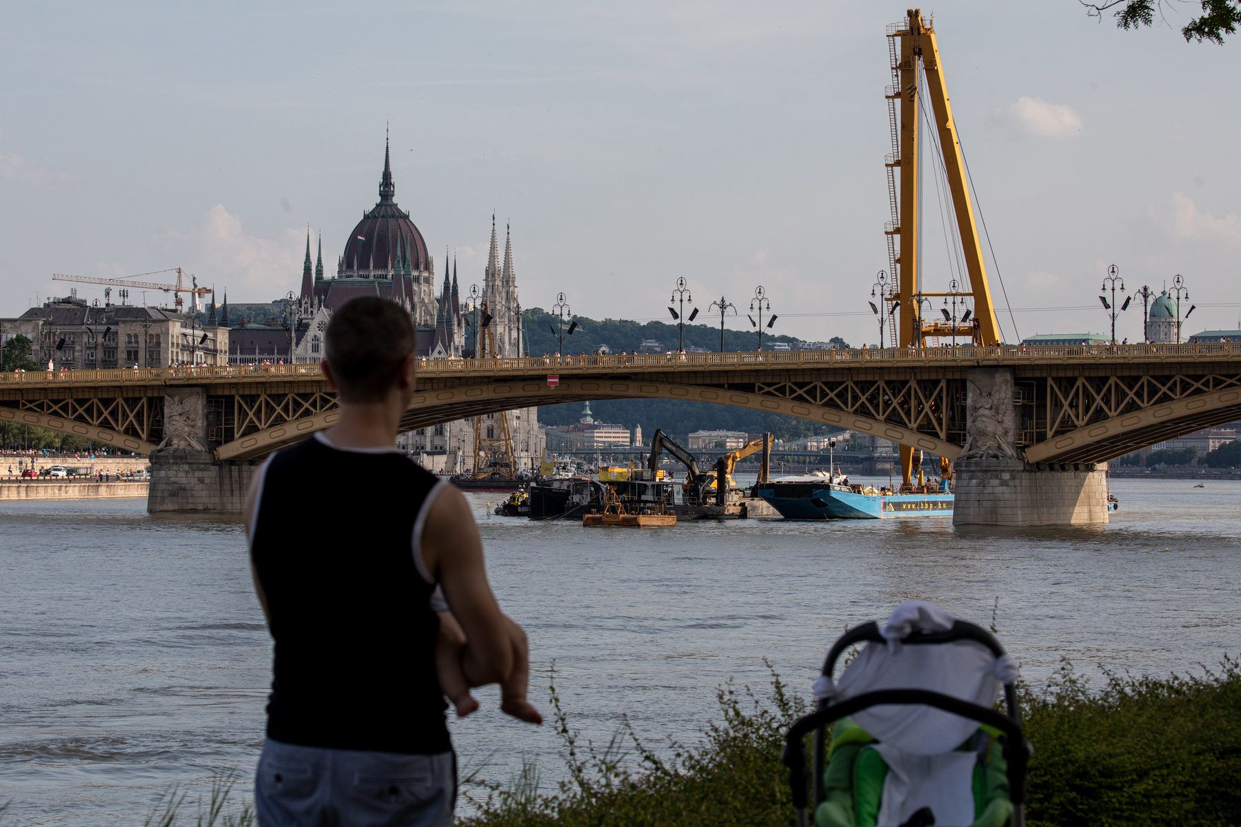 A Hableány nevű városnéző hajó május 29-én este borult fel és süllyedt el, miután a Margit hídnál a Viking Sigyn nevű szállodahajó nekiütközött. A Hableány másodpercek alatt elmerült, azóta is a Duna mélyén van. Kimentését nehezíti az áradás miatt veszélyesen gyors Duna, illetve hogy amúgy is rosszak a folyóban a látási viszonyok.