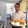 Hamburgereket készülnek felszolgálni az étkezőkocsiban