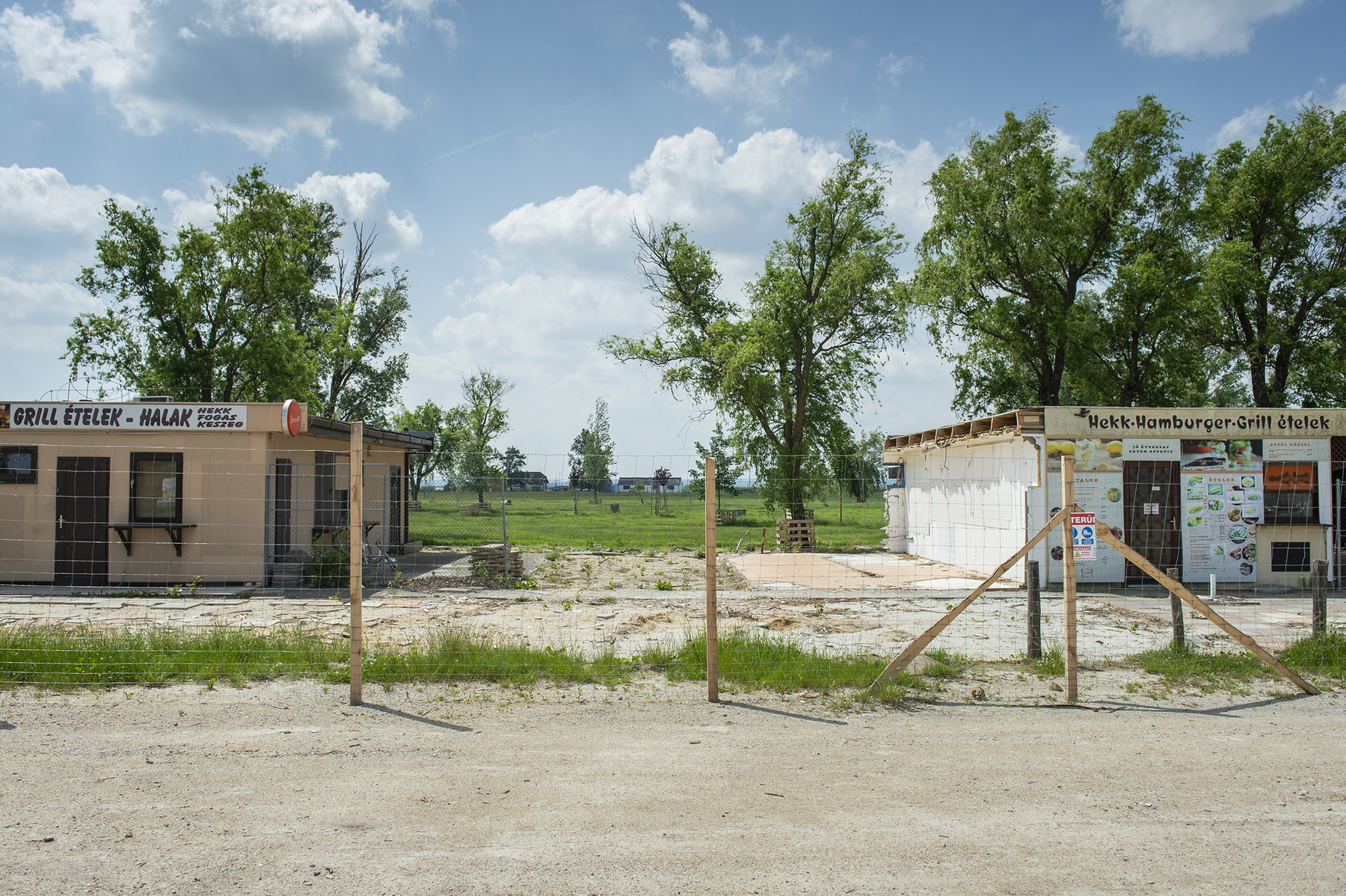 A terület tulajdonosi-szabályozási háttere miatt a fertőrákosi vezetés még a soproni önkormányzatnál is kevesebbet tud arról, mi zajlik a saját települése határában