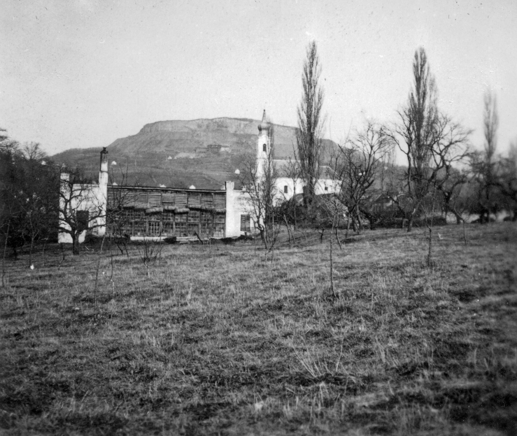 A Tapolcai-medence Hegyesd felől, Zalahaláp felé nézve. Szemben a vulkáni eredetű Haláp, 1940