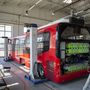 Ez egy elektromos busz, amelyet hozzáidomítanak a trolibusz felsővezetékhez. A jövőben az SZKT szakemberei azt szeretnék, ha az elektromos buszok a meglévő trolibusz felsővezeték hálózatot használják elektromos buszok vontatási akkumulátorainak töltésére
