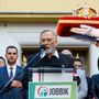 A beszédeket követen a Jobbik képviselői  esküt tettek a Szent Koronára.