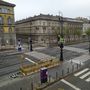 Olvasónk, geritwo Vörösmarty térnél készült fotóján látszik, hogy az Andrássyt keresztező kis utcákat is lezárták.