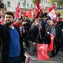 Török szimpátia tüntetők várják Erdogant a Várkert bazárnál