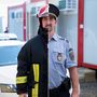 Ő Tibor Gyula. 39 éves. 18 éve dolgozik a rendőrségen, jelenleg körzeti megbízottként. Szabadidejében önkéntes tűzoltó. „A munkámban az szeretem, hogy emberközpontú, általa segíthetek másokon, állandó kihívást jelent számomra a változatos feladatok megoldása.