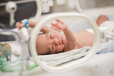 Koraszülött gyermek inkubátorban a Heim Pál Gyermekkórház Madarász Utcai Részlegének Koraszülött Osztályán 2019. november 15-én