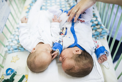 Koraszülött gyermek inkubátorban a Heim Pál Gyermekkórház Madarász Utcai Részlegének Koraszülött Osztályán 2019. november 15-én
