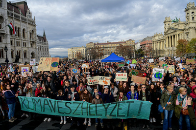 A Kossuth téren felszólalók kerültek az aktuálpolitikai megjegyzéseket, jelezve, hogy a klímahelyzet a politikai törésvonalaktól teljesen független. 
