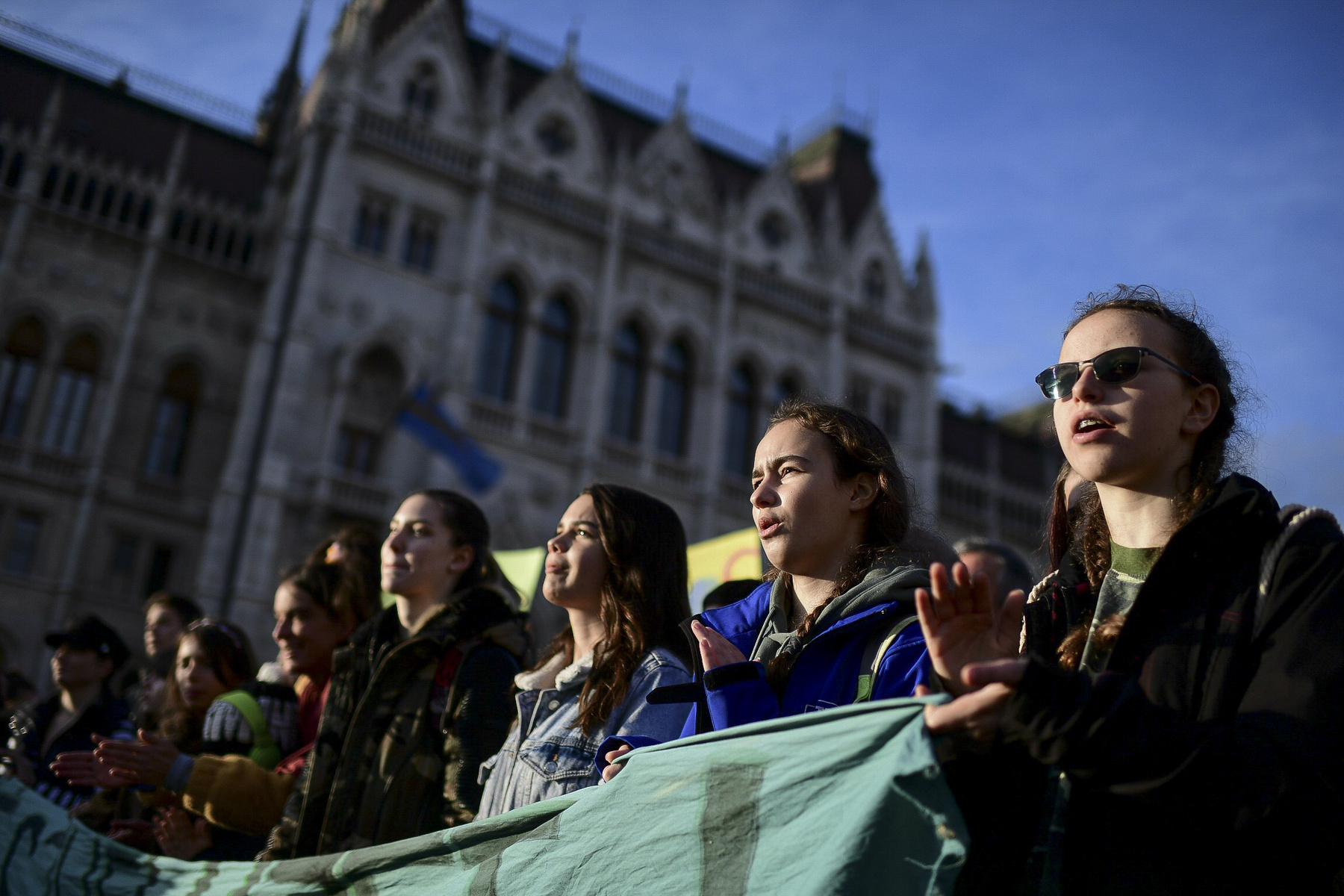 A Kossuth téren felszólalók kerültek az aktuálpolitikai megjegyzéseket, jelezve, hogy a klímahelyzet a politikai törésvonalaktól teljesen független. 