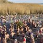 A tizedik alkalommal megrendezett újévi fürdőzés résztvevői a 3 Celsius-fokos Balatonban a szigligeti strandon 2020. január 1-jén.