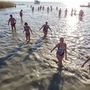 A tizedik alkalommal megrendezett újévi fürdőzés résztvevői a 3 Celsius-fokos Balatonban a szigligeti strandon 2020. január 1-jén.