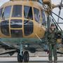 Mi-17-es helikopter és személyzete