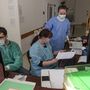 Védőmaszkot viselő nővérek a koronavírussal fertőzöttek fogadására átalakított Kútvölgyi Kórházban 2020. március 24-én