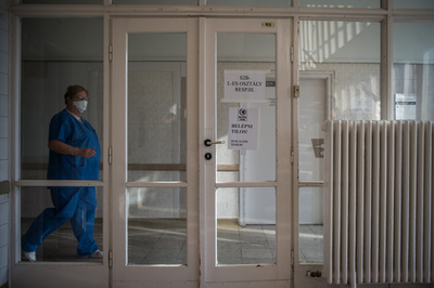 A Semmelweis Egyetem intenzív terápiás tanszékének koronavírussal fertőzöttek fogadására átalakított kórterme a Kútvölgyi Kórházban 2020. március 24-én.