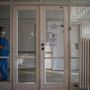 Védőmaszkot viselő ápoló a koronavírussal fertőzött betegek fogadására kialakított egyik osztályon az Országos Korányi Pulmonológiai Intézetben 2020. március 24-én.