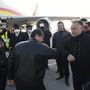 Orbán Viktor miniszterelnök üdvözli a Suparna Airlines Kínából érkezett repülőgépének személyzetét a Liszt Ferenc-repülőtéren 2020. március 24-én
