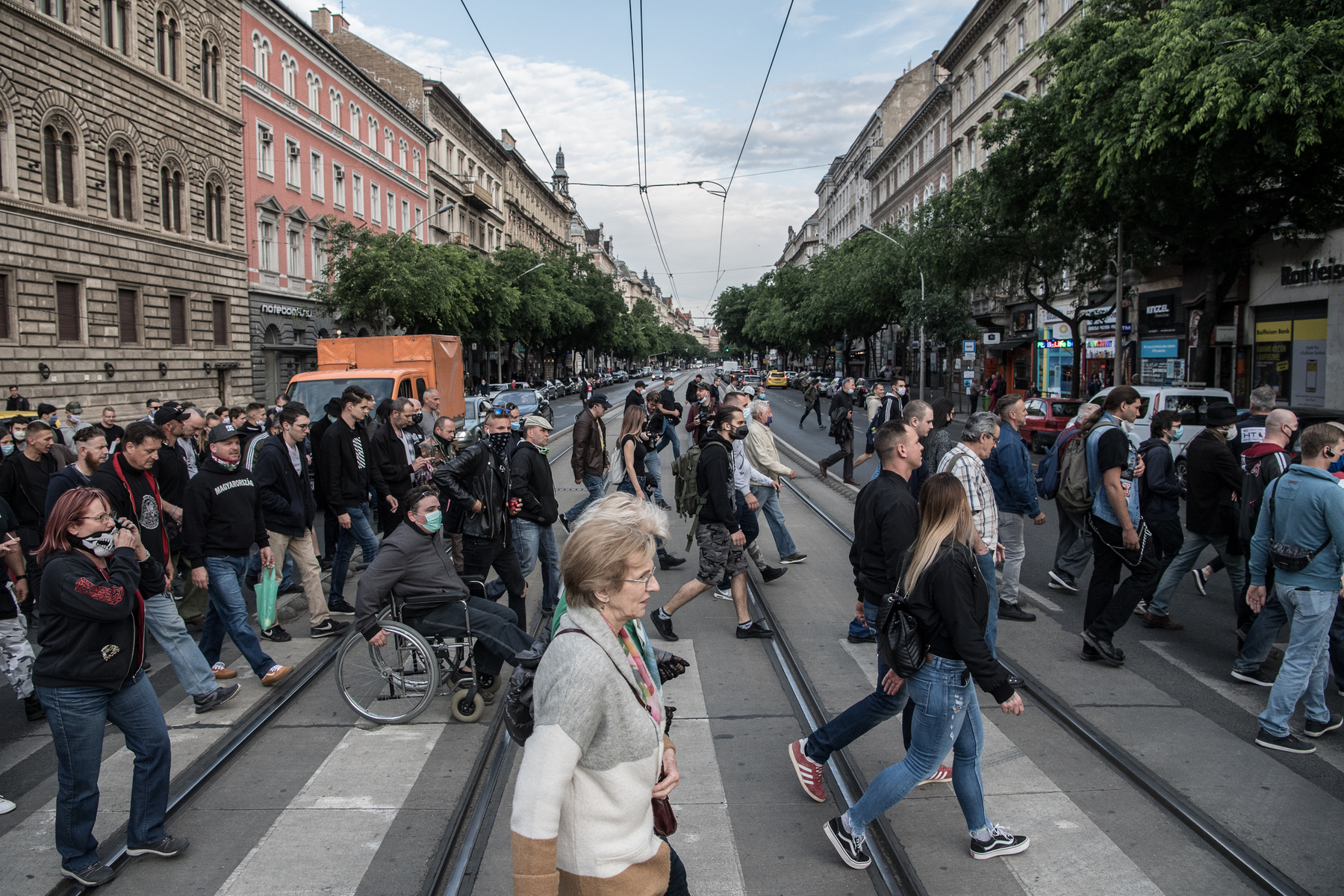 A Deák téren zengett a RIA-RIA-HUNGÁRIA mellett az I-GEN-IS-VAN CIGÁNYBŰNÖZÉS is.