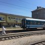 Vonatfertőtlenítő munkás a fiumei állomáson