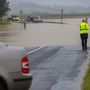 Autók állnak a nagy esőzés miatt vízzel elárasztott Csurgót és Gyékényest összekötő úton a Somogy megyei Porrogszentkirály közelében.