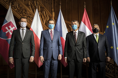 A Miniszterelnöki Sajtóiroda által közreadott képen Igor Matovic szlovák Mateusz Morawiecki lengyel Andrej Babis cseh és Orbán Viktor magyar miniszterelnök (b-j) a visegrádi országok (V4) kormányfõi csúcstalálkozóján a csehországi Lednicében 2020. június 11-én.
