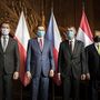A Miniszterelnöki Sajtóiroda által közreadott képen Igor Matovic szlovák Mateusz Morawiecki lengyel Andrej Babis cseh és Orbán Viktor magyar miniszterelnök (b-j) a visegrádi országok (V4) kormányfõi csúcstalálkozóján a csehországi Lednicében 2020. június 11-én.
