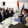 Szijjártó Péter külgazdasági és külügyminiszter (b2) és Andrej Dolezal szlovák közlekedési miniszter (j2) találkozója az új komáromi Duna-híd (Monostori híd) avatása előtt 2020. szeptember 17-én.
