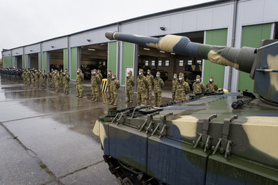 Németh Szilárd a Honvédelmi Minisztérium (HM) parlamenti államtitkára az újonnan érkezett Leopard 2A4HU típusú harckocsik és az új hangárok átadásán a tatai MH 25. Klapka György Lövészdandár laktanyájában 2020. október 29-én.
