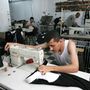 (Borítókép: Palesztinok ruhákat készítenek Izraelben. Fotó: Abid Katib / Getty Images)