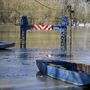 Az áradó Tisza miatt lezárt pontonhíd gépészeti berendezései a víz alatt Tiszadobnál 2021. február 15-én.
