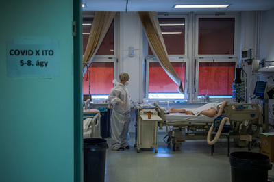 Védőfelszerelést viselő orvos a fővárosi Honvédkórház koronavírussal fertőzött betegek fogadására kialakított intenzív osztályán 2021. április 1-jén.