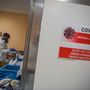 Védőfelszerelést vesz fel egy orvos a fővárosi Honvédkórház koronavírussal fertőzött betegek fogadására kialakított osztályán 2021. április 1-jén.