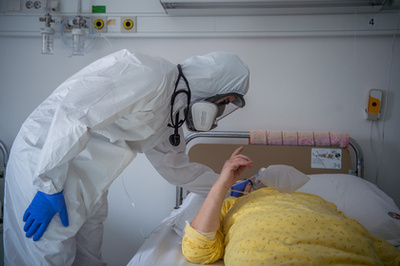 Védőfelszerelést viselő orvos a fővárosi Honvédkórház koronavírussal fertőzött betegek fogadására kialakított intenzív osztályán 2021. április 1-jén.