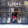 Vásárlók jönnek ki egy budapesti könyvesboltból