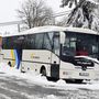 Autóbusz áll a hóval borított utcán Tésen 2021. április 14-én
