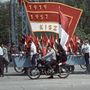 1964: KISZ-tagok a felvonuláson.