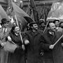 1950. Andrássy (Sztálin) út a Vörösmarty utca saroknál, balra a 67. szám, a Régi Zeneakadémia. Május 1-i felvonulás résztvevői.
