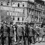 1946. Oktogon, május 1-i ünnepség felvonulói. Jobbra a Teréz körút.