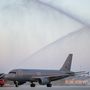 Az afganisztáni szerepvállalás befejeztével Magyarországra érkezett utolsó váltás katonáinak repülőgépét vízsugárral köszöntik a kecskeméti MH 59. Szentgyörgyi Dezső repülőbázison 2021. június 8-án