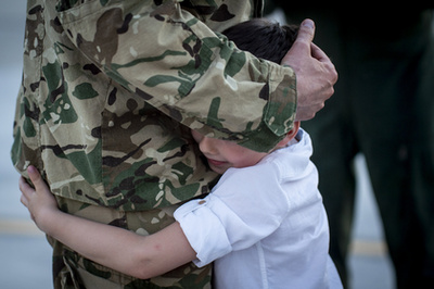Virág Kolos édesapjához Virág Zoltán ezredeshez az Afganisztánból hazaérkező katonák parancsnokához bújik az afganisztáni szerepvállalás befejeztével Magyarországra érkezett utolsó váltás katonáinak fogadásán a kecskeméti MH 59. Szentgyörgyi Dezső repülőbázison 2021. június 8-án