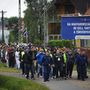 A Bevándorlási és Állampolgársági Hivatal debreceni befogadó állomása melletti Sámsoni úton tartott szimpátiatüntetés résztvevői 2015. június 25-én
