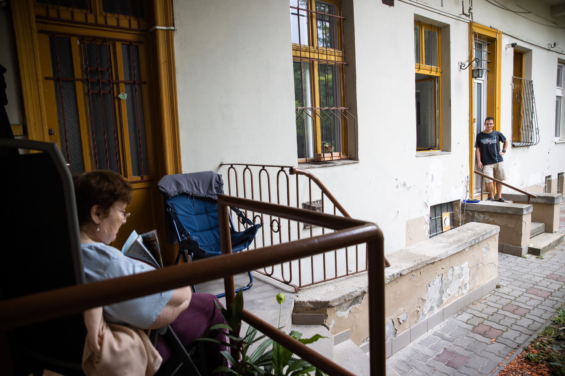 A ház egyik lakója szívesen olvasgat az udvaron, nem zavarják a fiatalok
