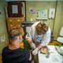 Egy orvos beolt egy diákot a német-amerikai fejlesztésű Pfizer-BioNTech koronavírus elleni oltóanyaggal, a Comirnaty-vakcinával Budapesten, a Városmajori Gimnáziumban 2021. augusztus 30-án