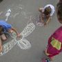 Gyerekek rajzolnak a battonyai SOS Gyermekfaluban 2014. június 26-án